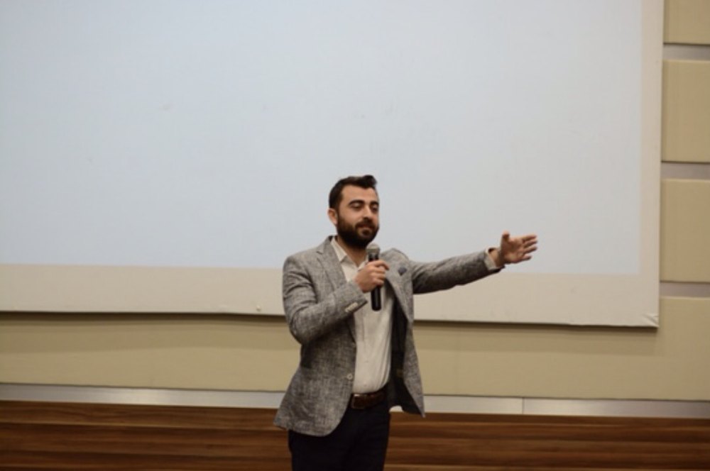 Ergün Demir bir etkinlikte network marketing sunumu yaparken - Antalya